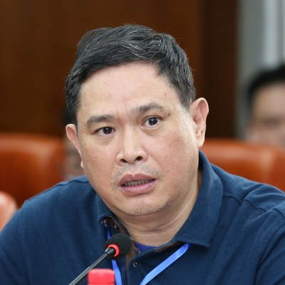 羅豐年-上海和平眼科醫(yī) 院眼表病專(zhuān)科主任、 主任醫(yī)師